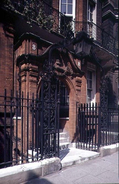 8 Palace Gate, rakennettu 1873-75 tekijältä John James Stevenson