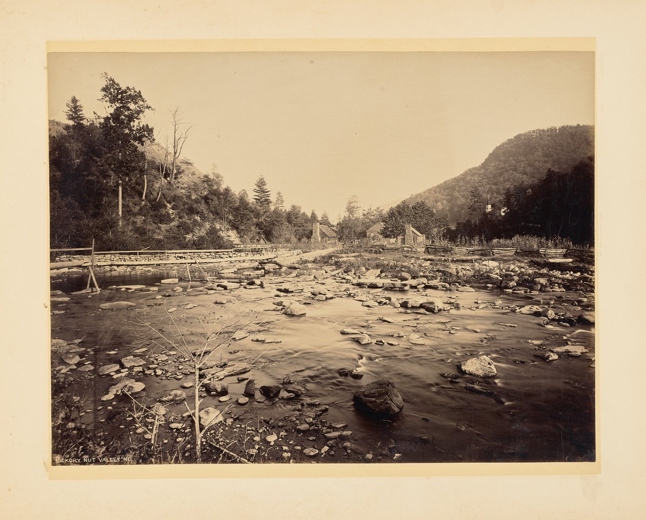 Hickory Nut Valley, Pohjois-Carolina tekijältä John K. Hillers