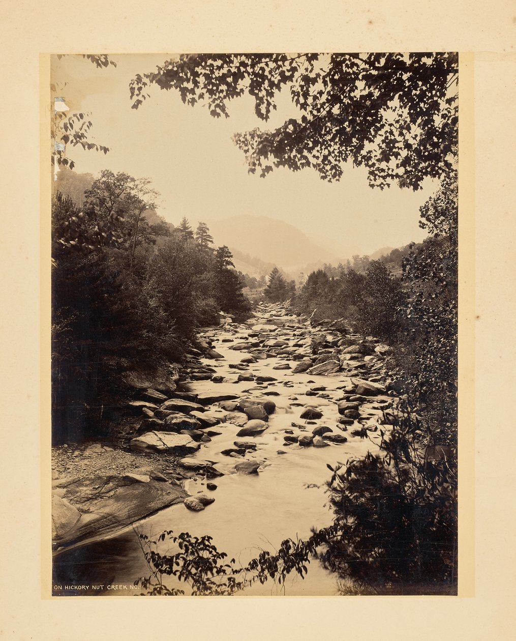 Hickory Nut Creekin varrella, Pohjois-Carolina tekijältä John K. Hillers