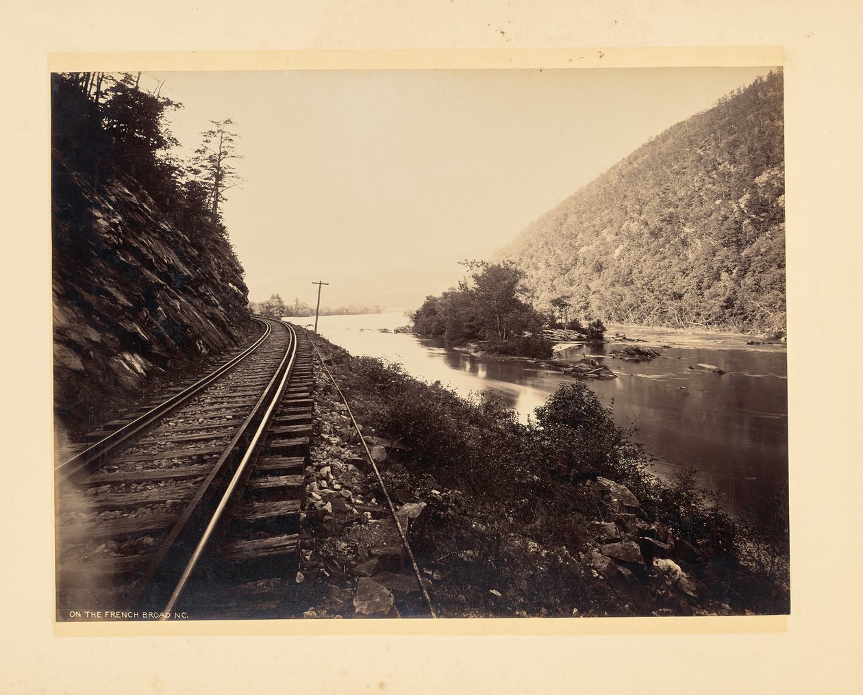 French Broad -joella, Pohjois-Carolina tekijältä John K. Hillers