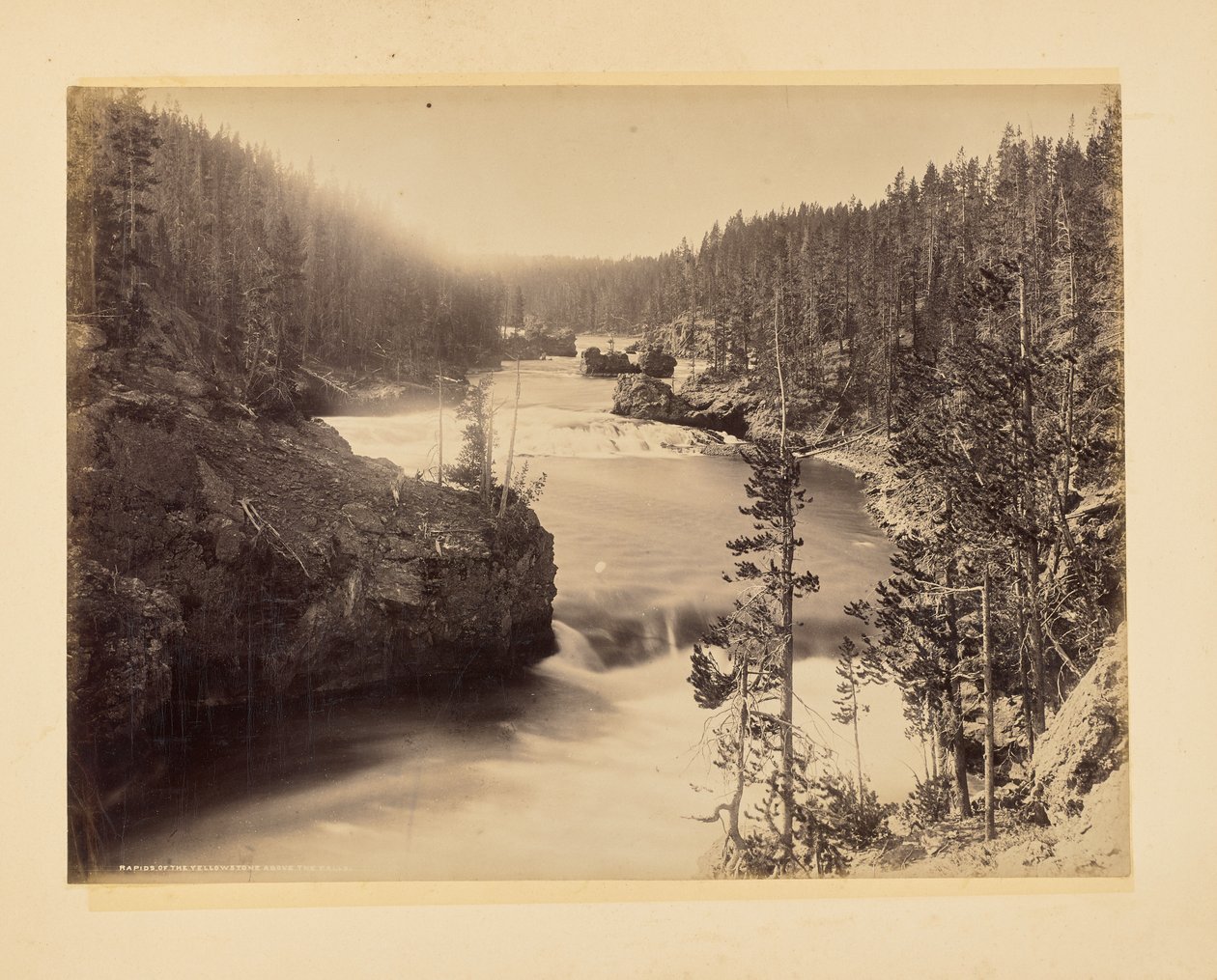 Yellowstonen kosket vesiputousten yläpuolella tekijältä John K. Hillers