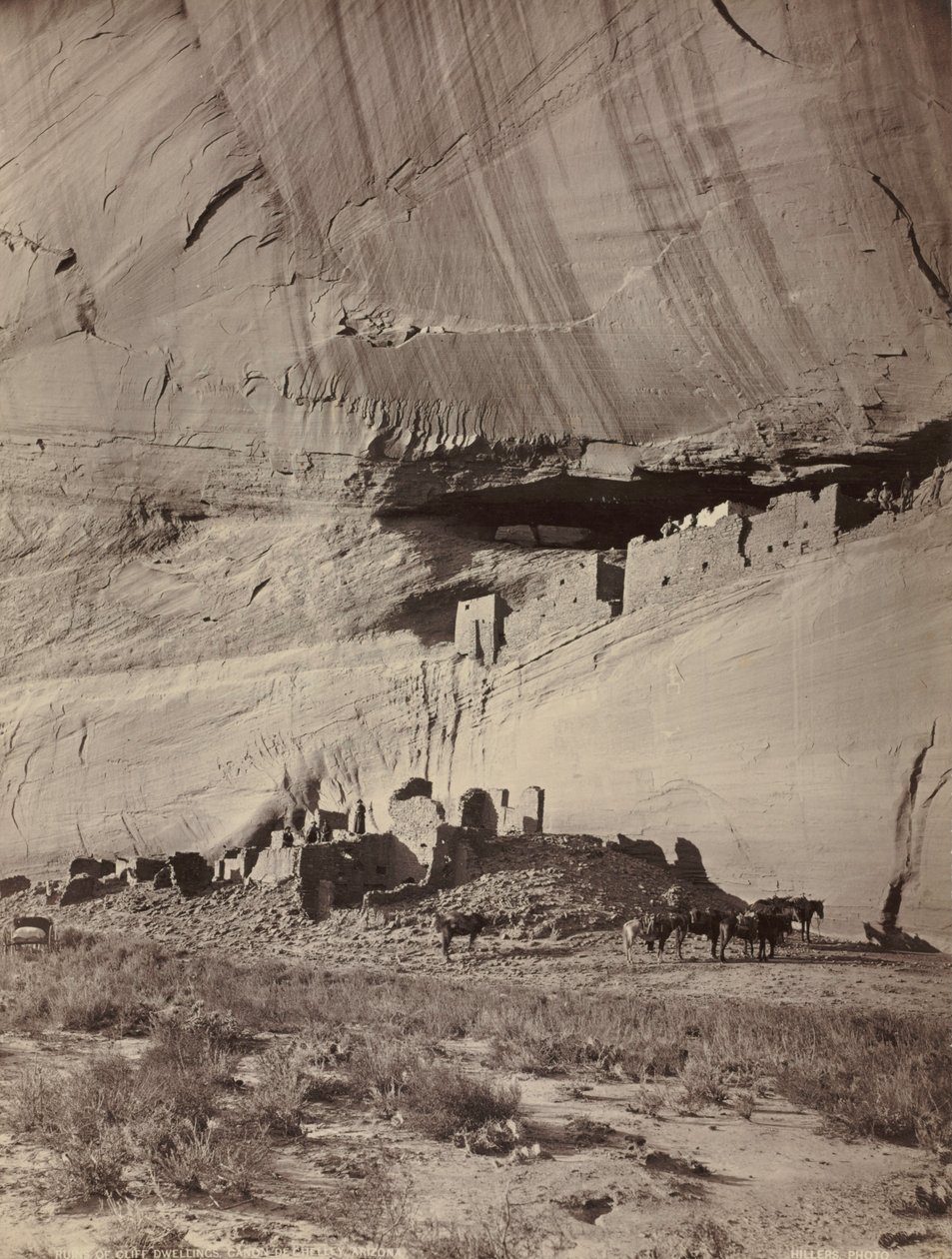 Ruins of Cliff Dwellings, Cañon de Chelly, Arizona, n. 1879-1881. tekijältä John K. Hillers