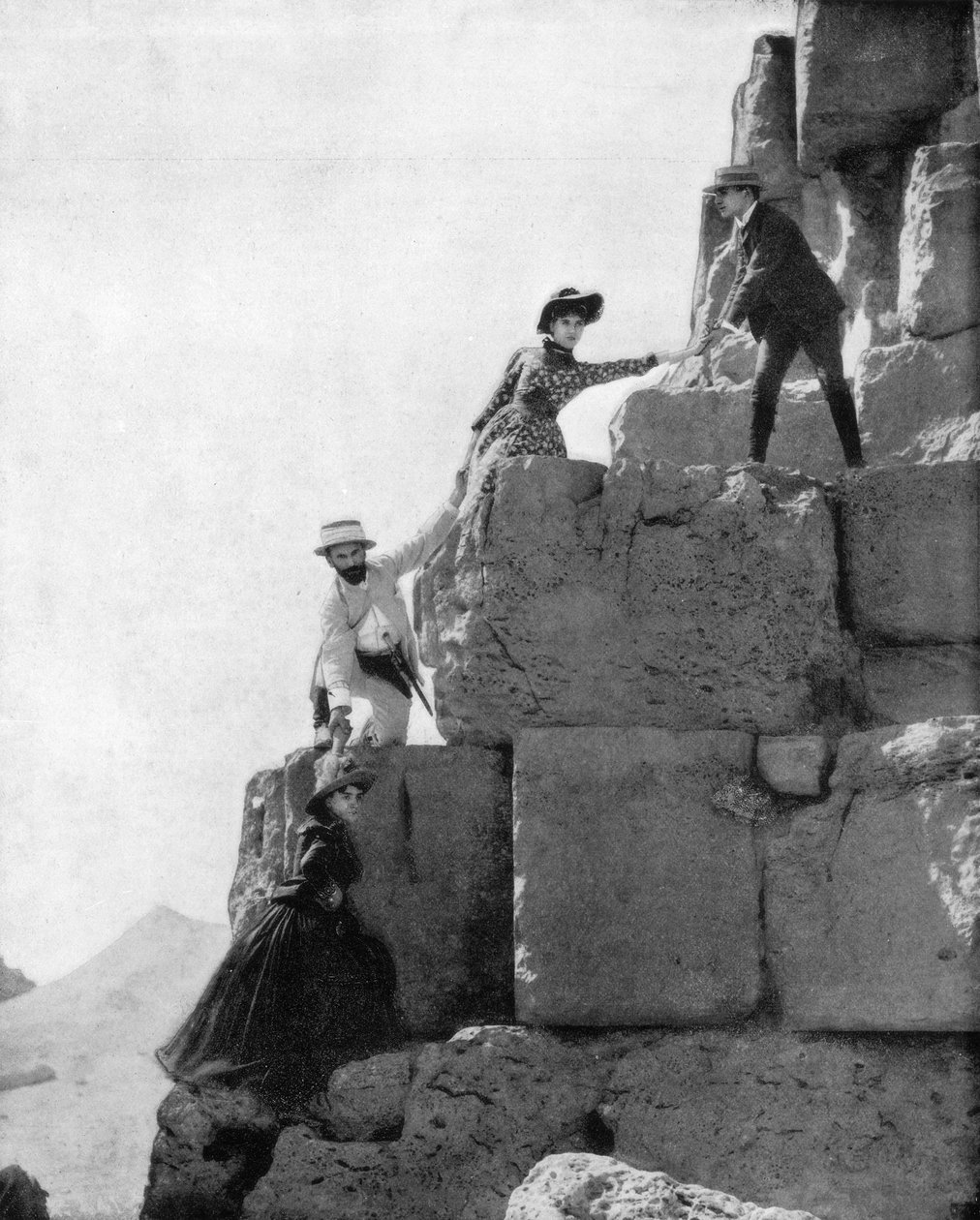 Kiipeily suureen pyramidiin, Egypti, 1800-luvun loppu tekijältä John L. Stoddard
