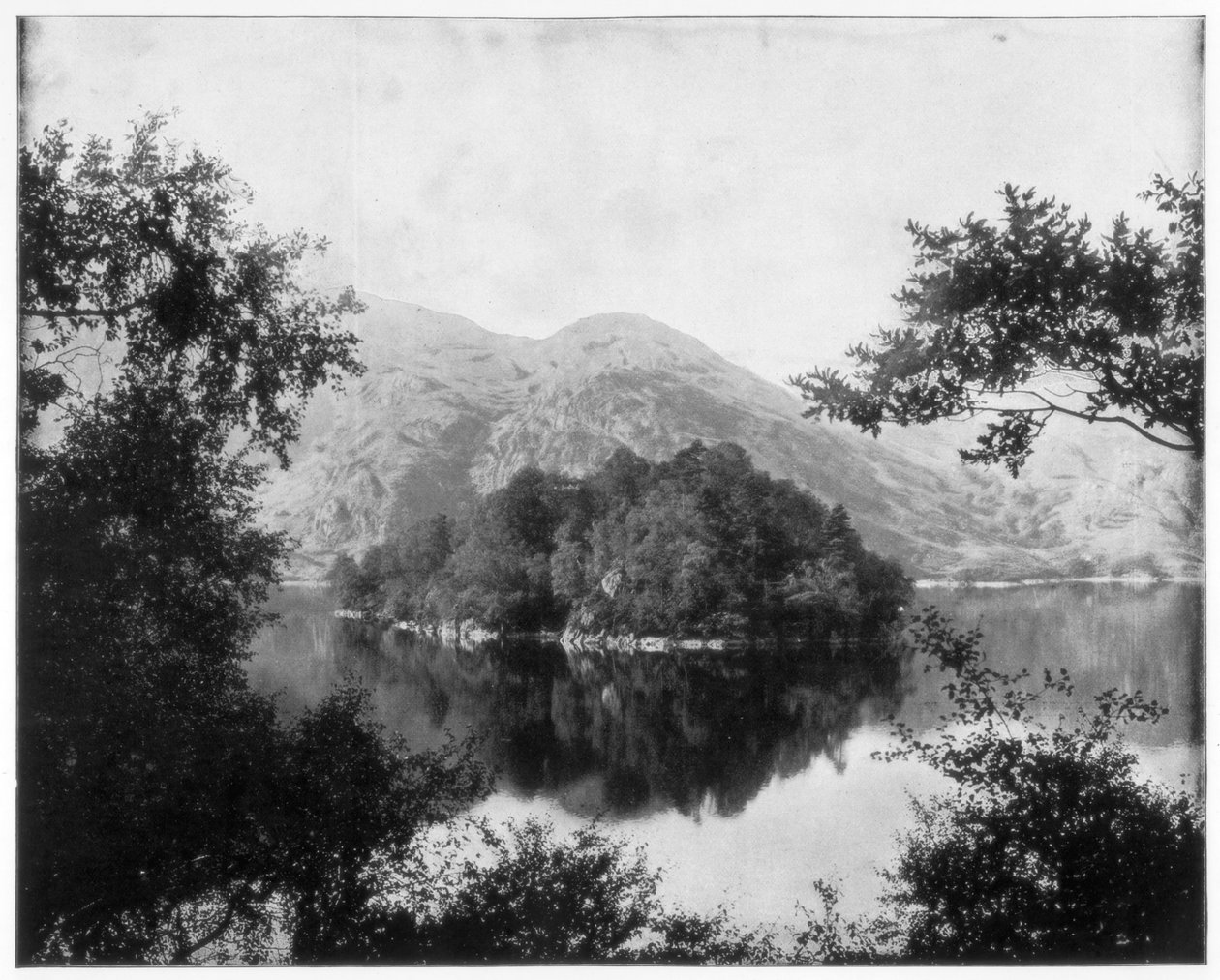 Ellens Isle, Loch Katrine, Skotlanti, 1800-luvun loppu tekijältä John L. Stoddard