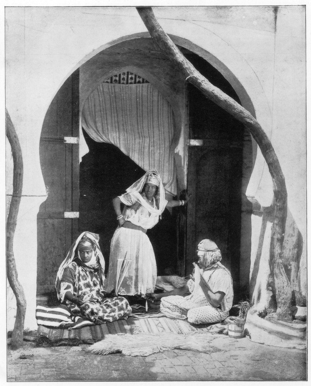 Naisten ryhmä, Algeria, Afrikka, 1800-luvun loppu tekijältä John L. Stoddard