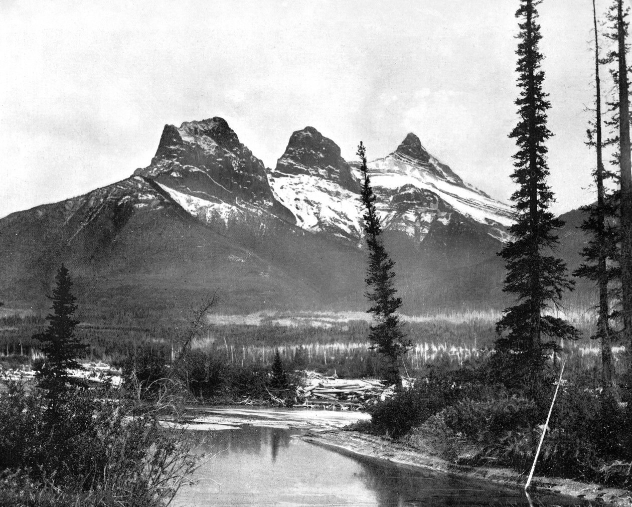 The Three Sisters, Canmore, Canadian Pacific Railway, 1893. tekijältä John L. Stoddard