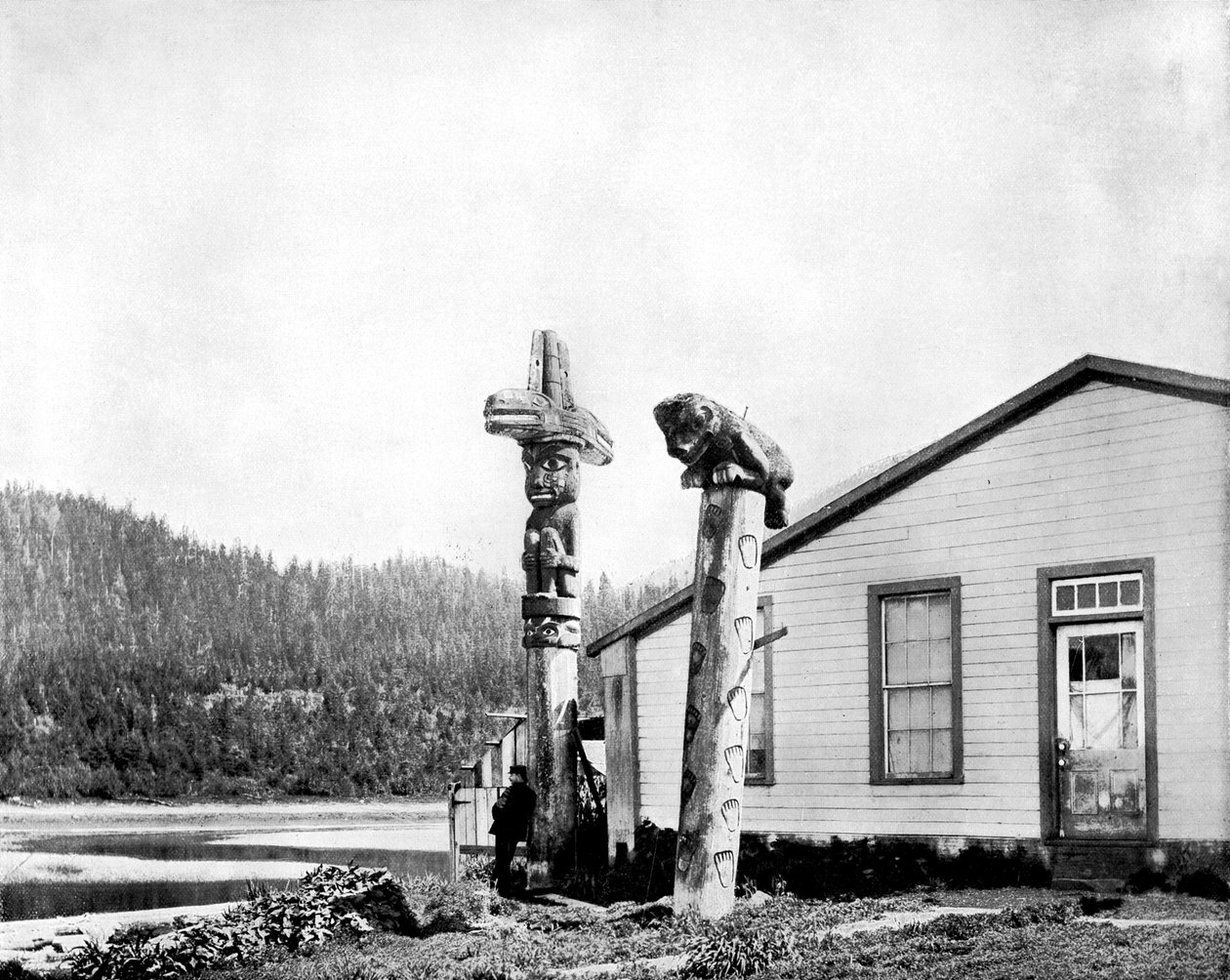 Totem Poles, Alaska, USA, 1893. tekijältä John L. Stoddard