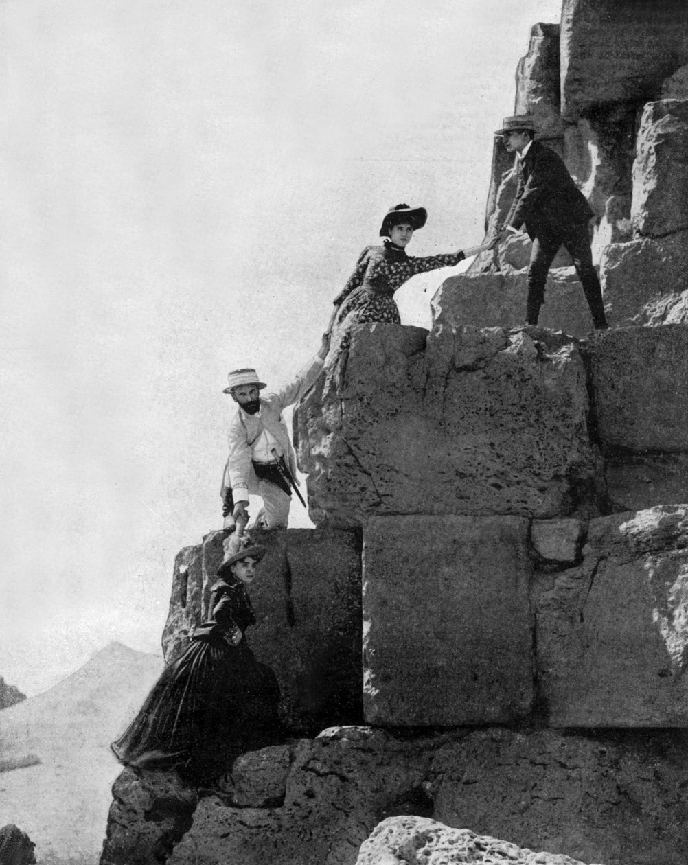 Kheopsin suuren pyramidin nousu Gizassa, Egyptissä, n. 1890 (m/w valokuva) tekijältä John Lawson Stoddard