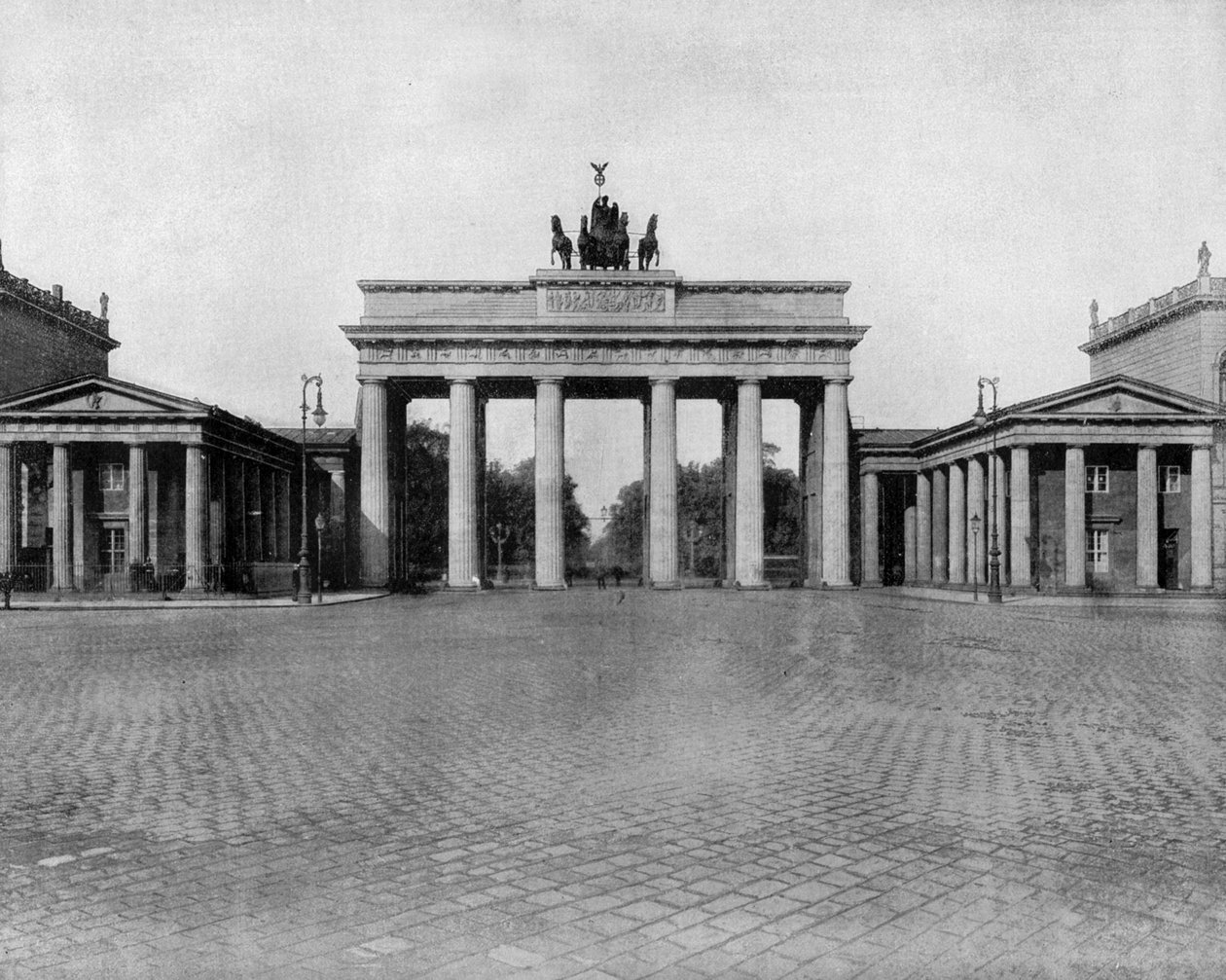 Brandenburgin portti Berliinissä Saksassa (b/w kuva) tekijältä John Lawson Stoddard