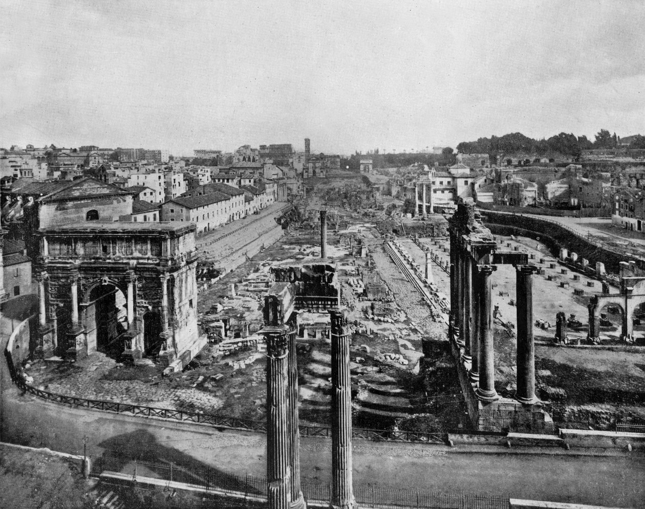 Rooman foorumi, jossa on muinaisten monumenttien rauniot: Septime Severen kaari (l), Saturnuksen temppelin pylväät (r) ja Vespasianuksen temppelin pylväät (c, etualalla) (m/v kuva) tekijältä John Lawson Stoddard