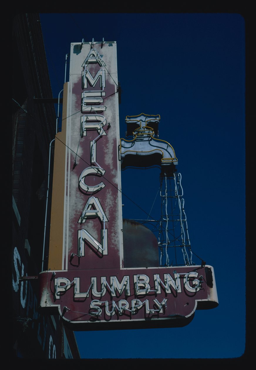 American Plumbing Supply sign, Des Moines, Iowa, USA tekijältä John Margolies