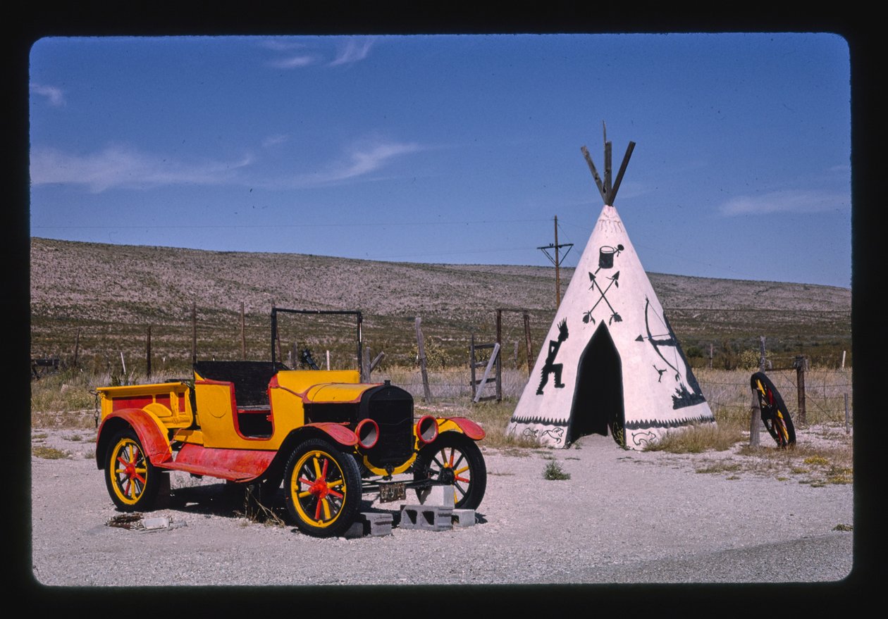 Apache Canyon Trading Post, tiipi ja auto, reitit 62 ja 180, Whites City, New Mexico, USA tekijältä John Margolies