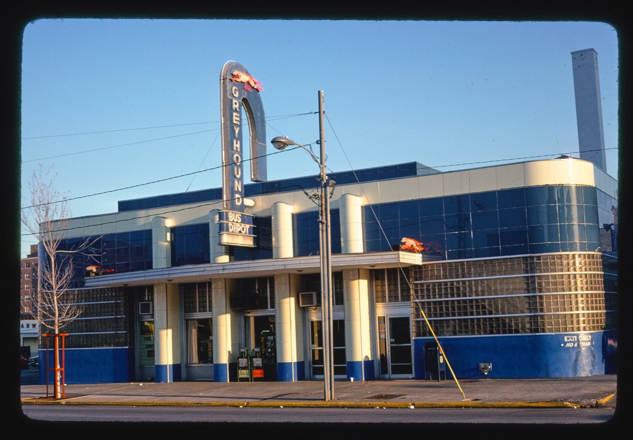 Greyhound Bus Depot, Columbia, Etelä-Carolina, USA tekijältä John Margolies