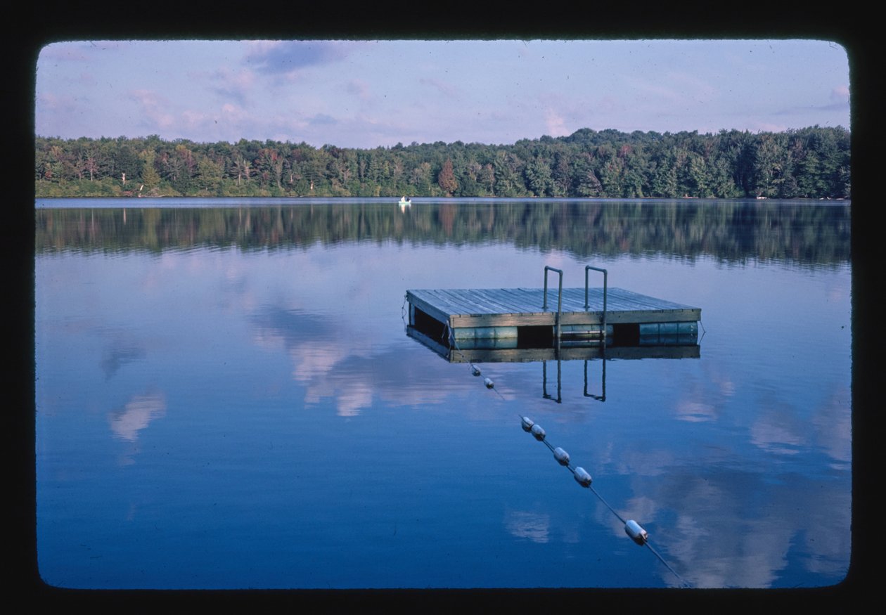 Menges Sand Pond, Menges Lakeside Resort, Livingston Manor, New York, USA tekijältä John Margolies