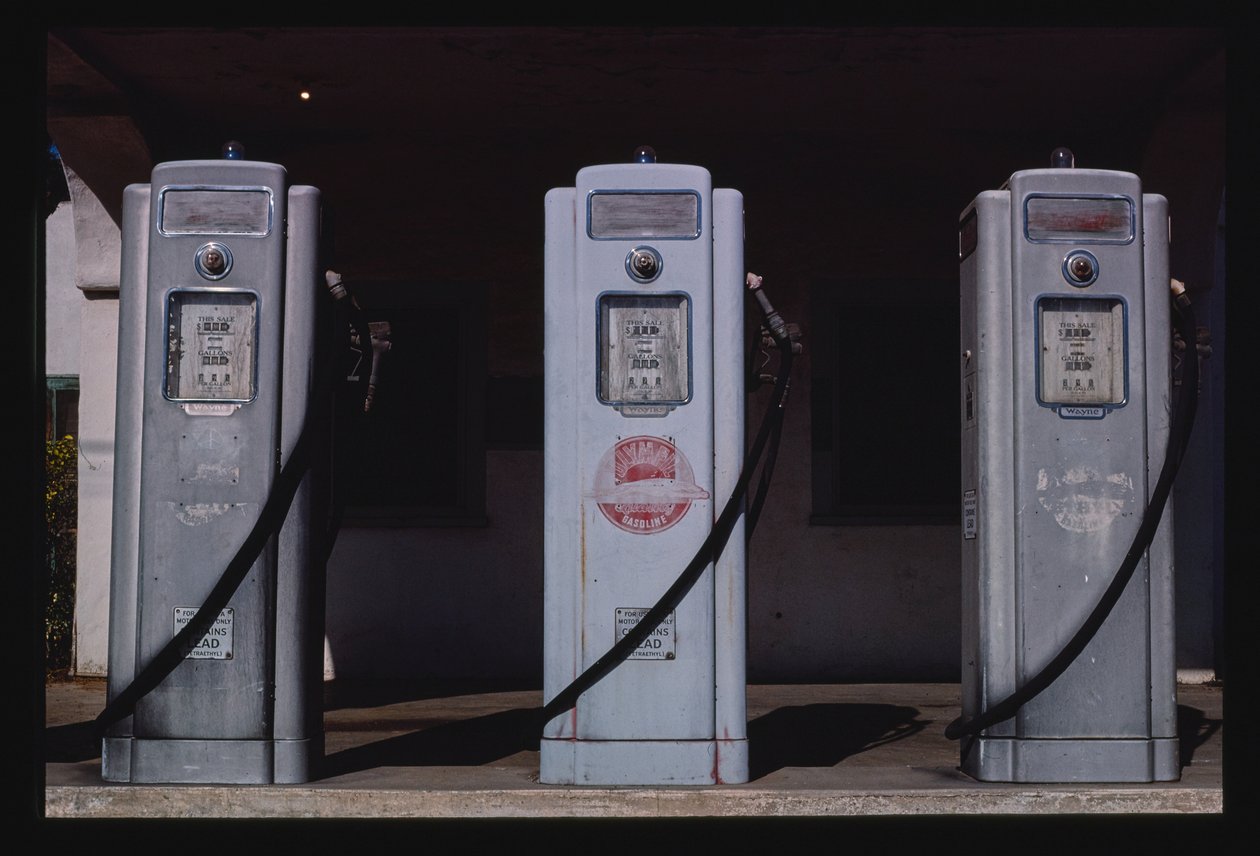 Olympic Gas Pumps, San Diego, Kalifornia, USA tekijältä John Margolies