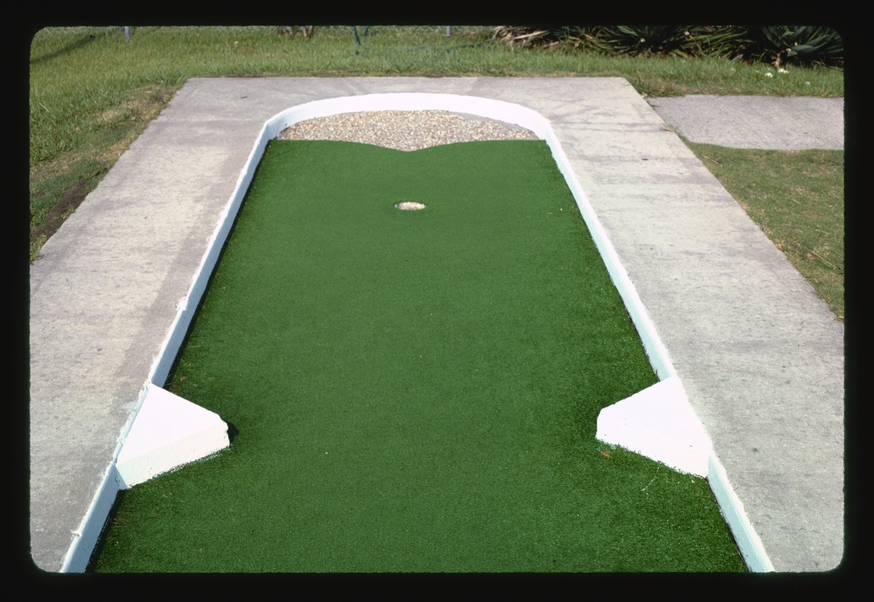 Pebble Trap Hole, Jekyll Island Mini Golf I, Jekyll Island, Georgia, Yhdysvallat tekijältä John Margolies