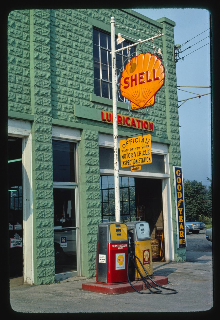 Shellin bensa-asema, Delaware Street, Walton, New York, USA tekijältä John Margolies