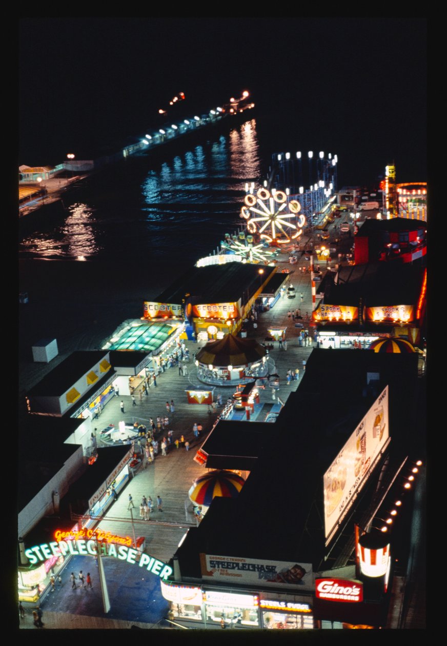 Steeplechase Pier yöllä, Atlantic City, New Jersey, Yhdysvallat tekijältä John Margolies