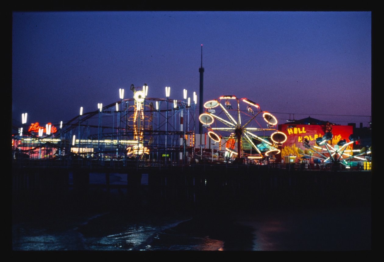 Steeplechase Pier yöllä, Atlantic City, New Jersey, Yhdysvallat tekijältä John Margolies