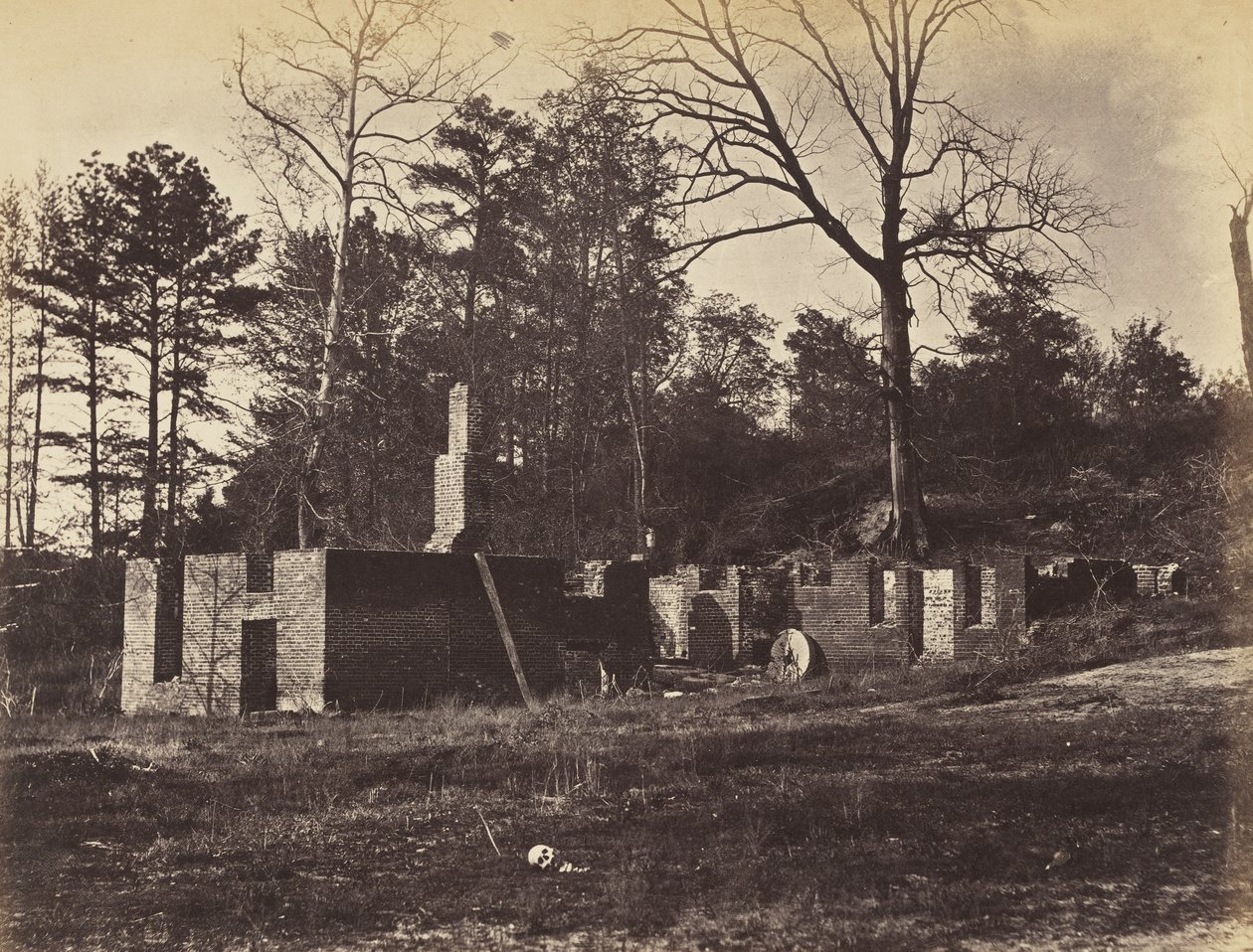 Ruins on Gaines Mill, Virginia., huhtikuu 1865 (albumiiniprintti kiinnitetty kudospaperille) tekijältä John Reekie