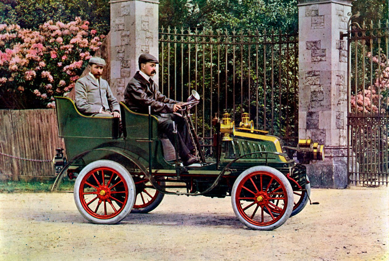 Kaksi Edwardian herrasmiestä istumassa autossa, 1902-1903 tekijältä John Swan and Son