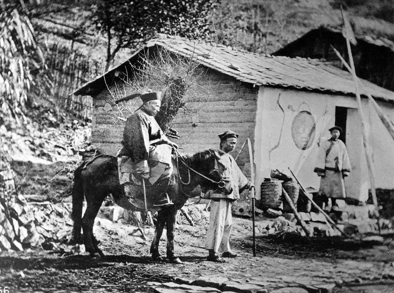 Sotilasmandariini hevosen selässä, n. 1871 tekijältä John Thomson