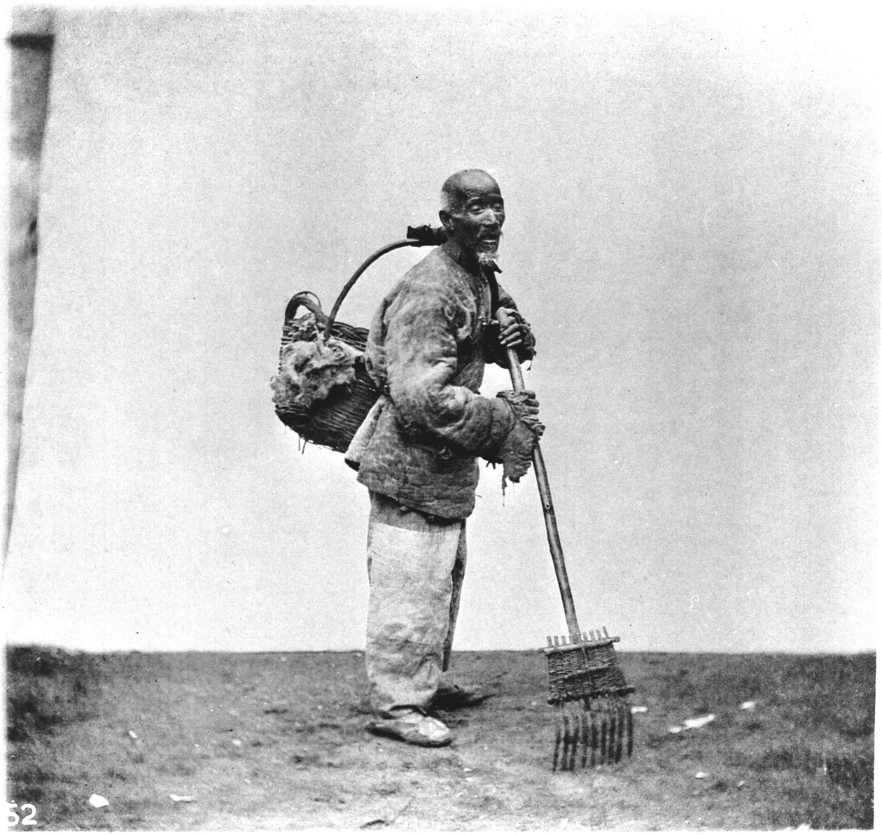 Päivälehti Kiinassa noin 1870 (kuva) tekijältä John Thomson