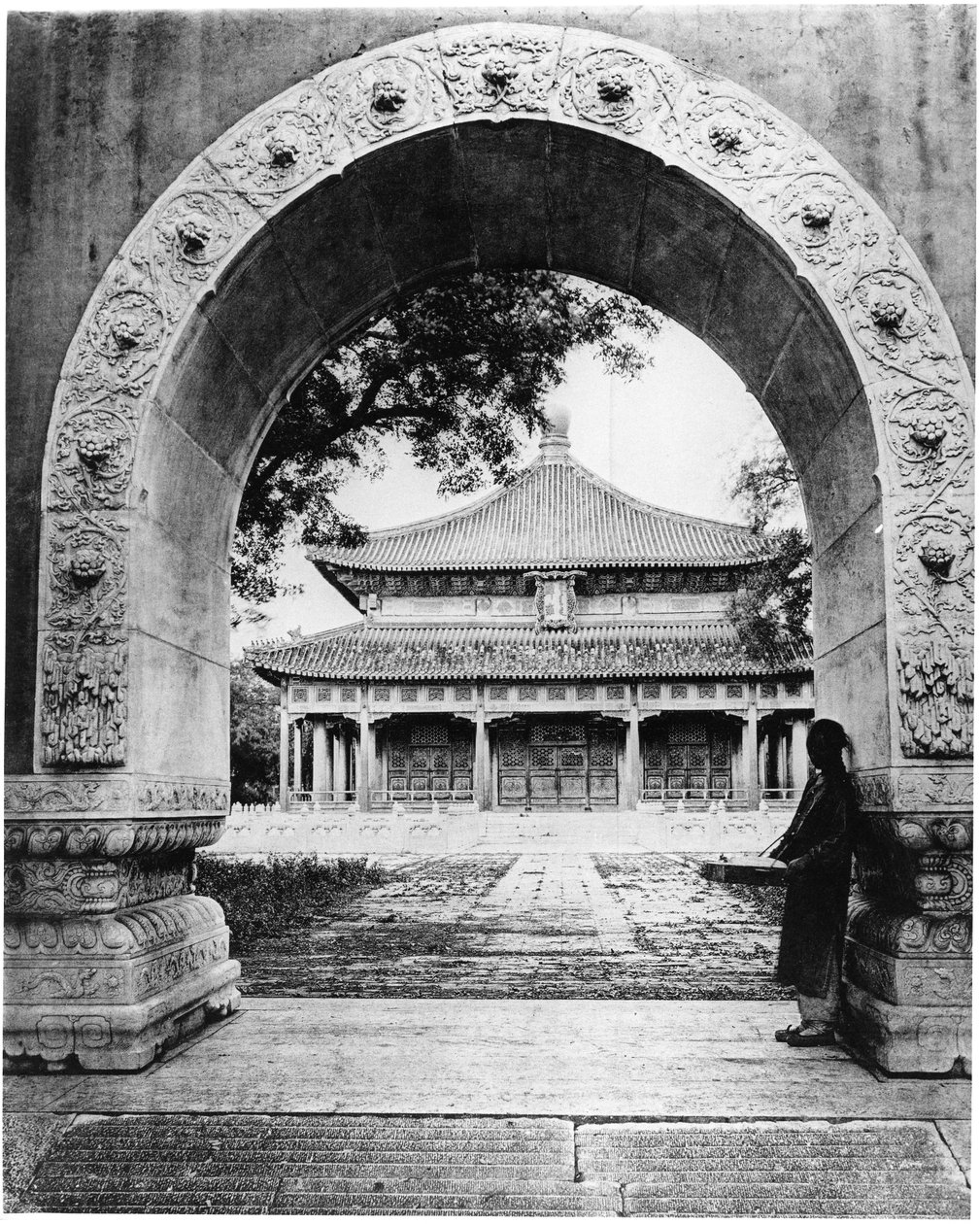 Archway to the Hall of Classics, Peking, n. 1867-72 tekijältä John Thomson