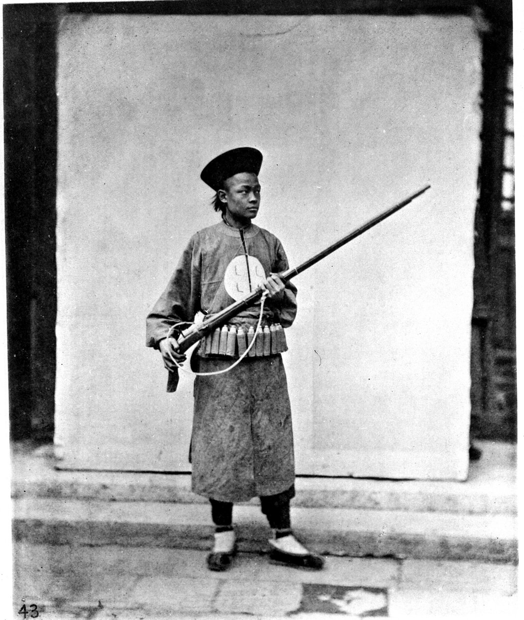 Kiina, sotilas, noin 1870 (kuva). tekijältä John Thomson