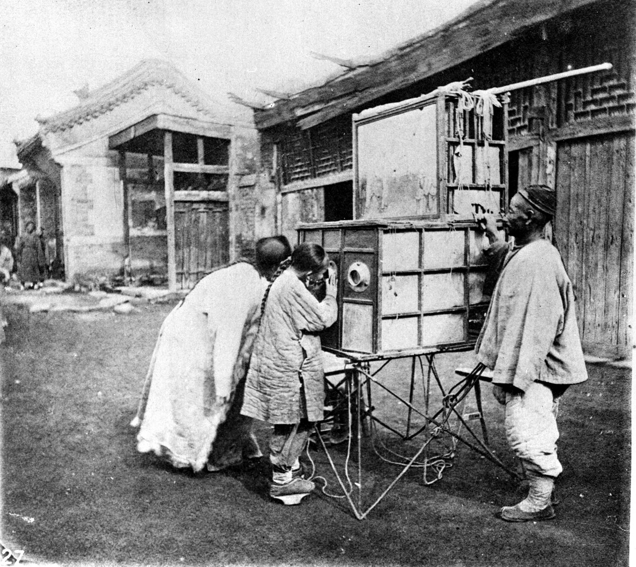 Kiina, peep-show, noin 1870 (kuva) tekijältä John Thomson