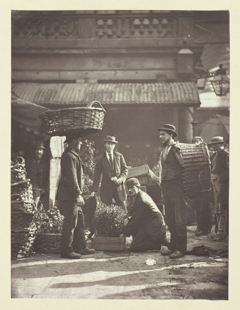 Covent Garden Labourers, 1881. tekijältä John Thomson