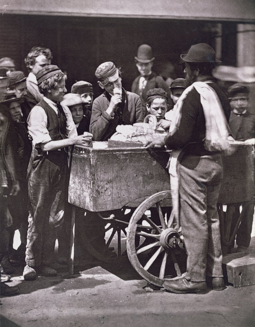 Half Penny Ices, elokuvasta Street Life in London, 1876-77 (woodburytype) tekijältä John Thomson