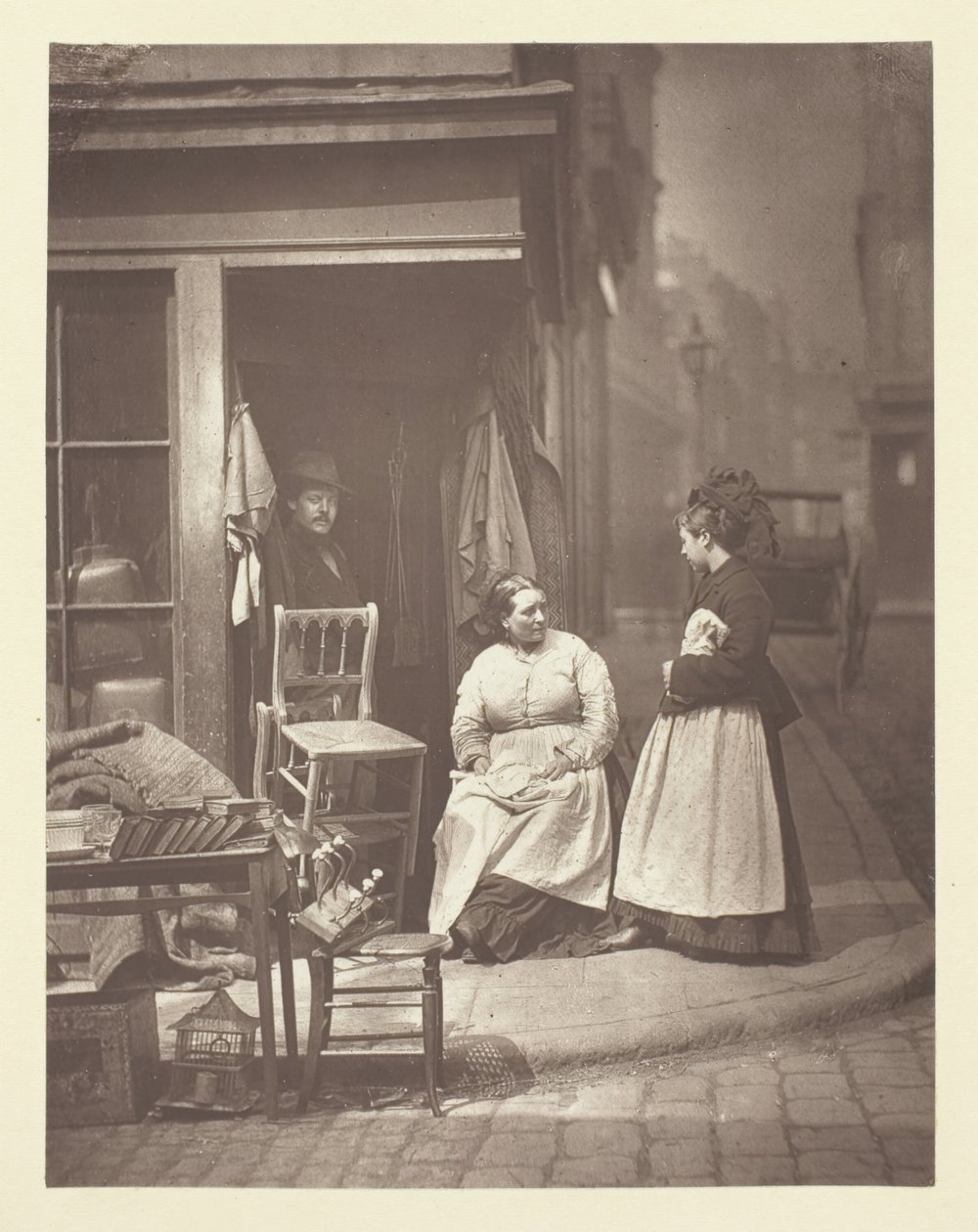 Vanhat huonekalut, 1881. tekijältä John Thomson