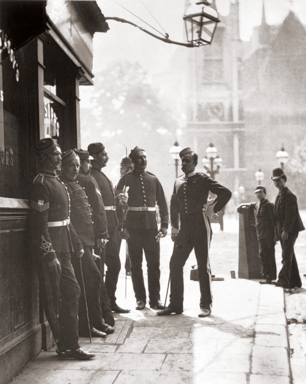 Kersanttien rekrytointi, J. Thomsonin ja Adolphe Smithin "Street Life in London" -julkaisusta tekijältä John Thomson