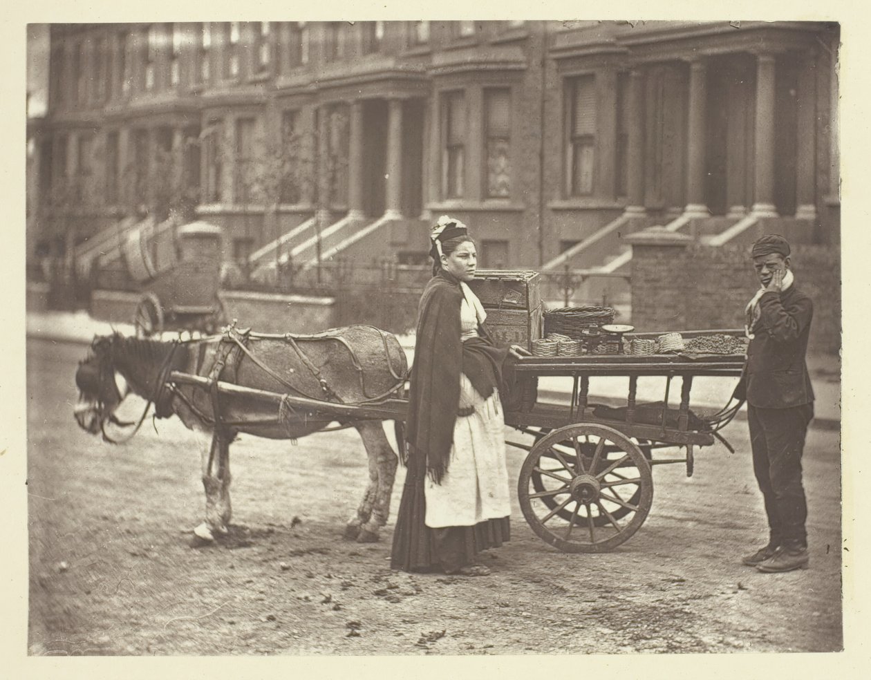 Mansikoita. Kaikki kypsä! Kaikki kypsä!, 1881. tekijältä John Thomson
