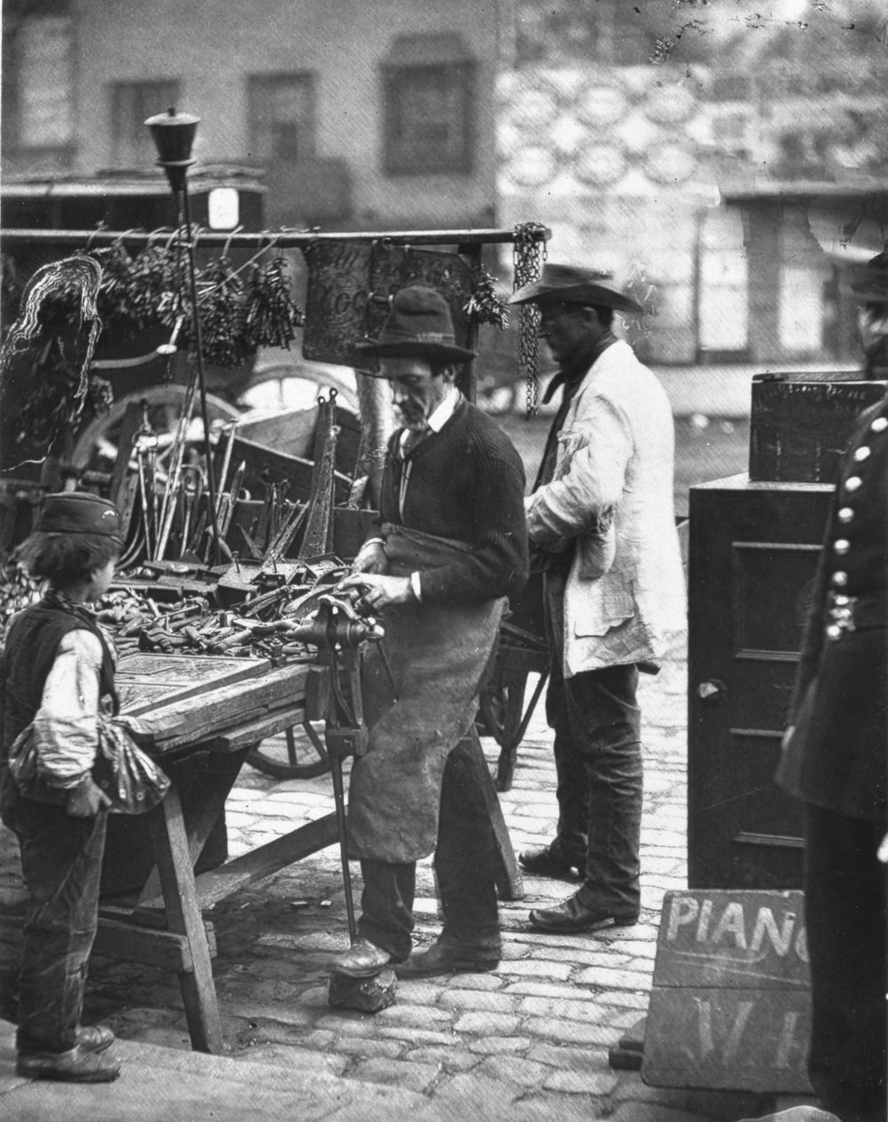 The Street Locksmith, J. Thomsonin ja Adolphe Smithin teoksesta Street Life in London tekijältä John Thomson