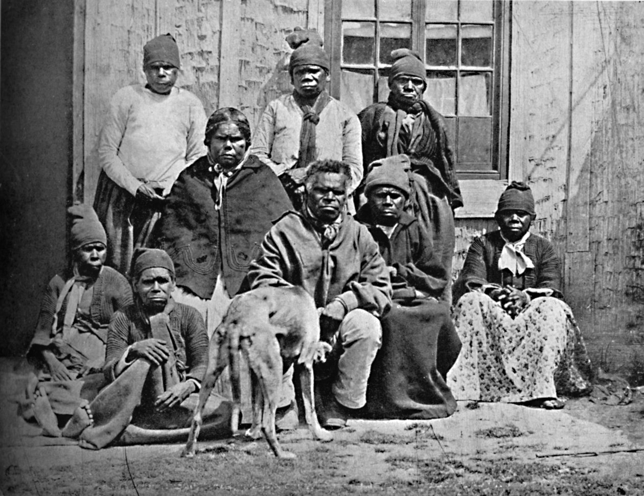 Ryhmä eräitä viimeisistä tasmanialaisista eurooppalaisessa asussa, 1902 tekijältä John Watt Beattie