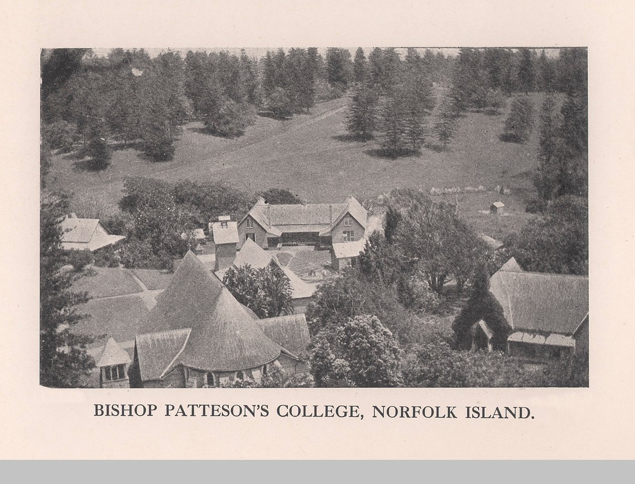 Bishop Pattesons College, Norfolk Island, 1912 tekijältä John Watt Beattie
