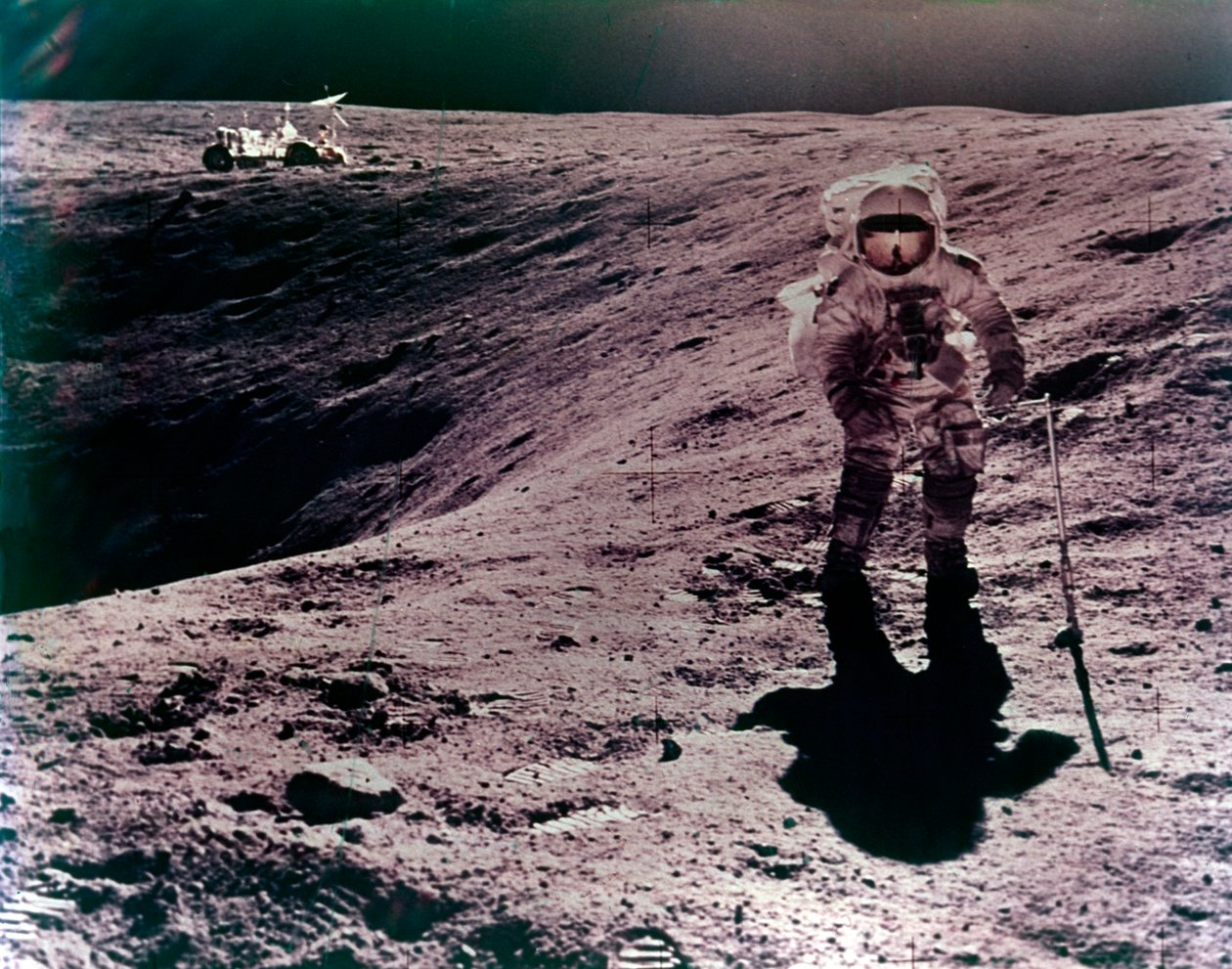 Astronautti Charles Duke Descartesin laskeutumispaikalla, Apollo 16 -tehtävä, huhtikuu 1972. tekijältä John Watts Young