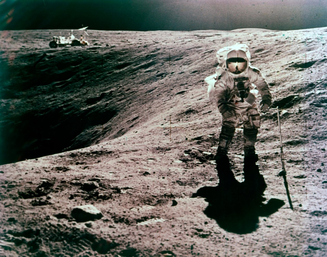 Astronautti Charles Duke Descartesin laskeutumispaikalla, Apollo 16 -tehtävä, huhtikuu 1972. tekijältä John Watts Young