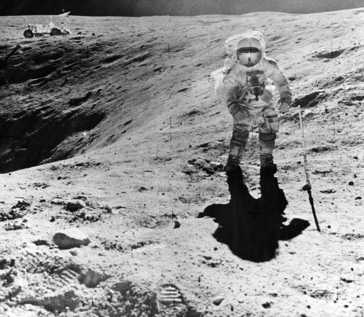Charles Duke kerää näytteitä Descartesin laskeutumispaikalla Apollo 16 -matkan aikana, 1972 tekijältä John Watts Young
