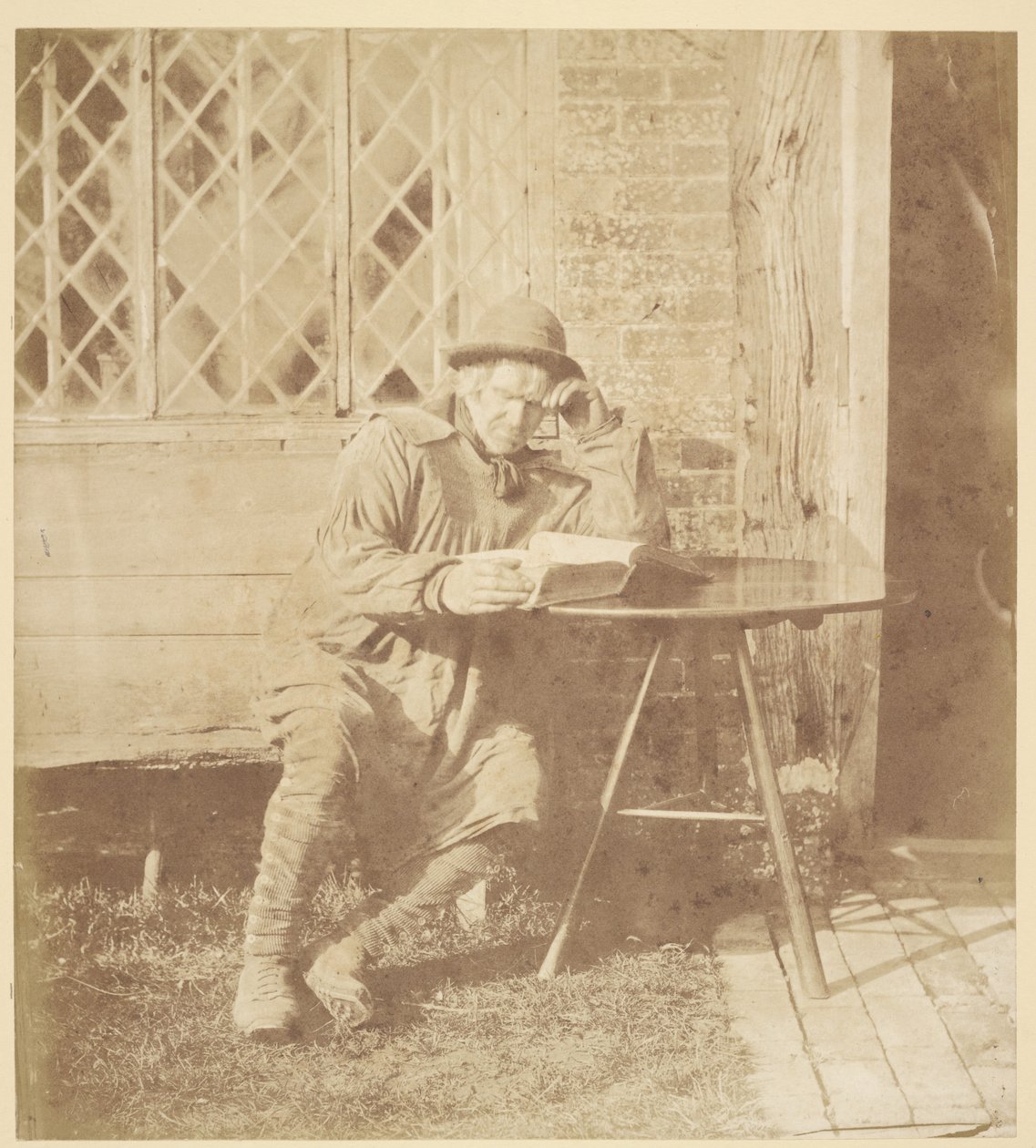 [Mies lukee kirjaa] tekijältä John Whistler