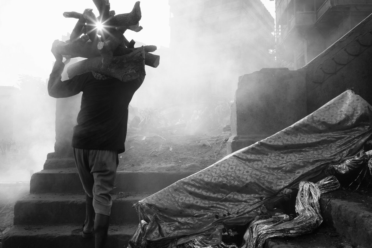 Manikarnika Ghat, Varanasi, 2016 (kuva) tekijältä Jon Nicholson