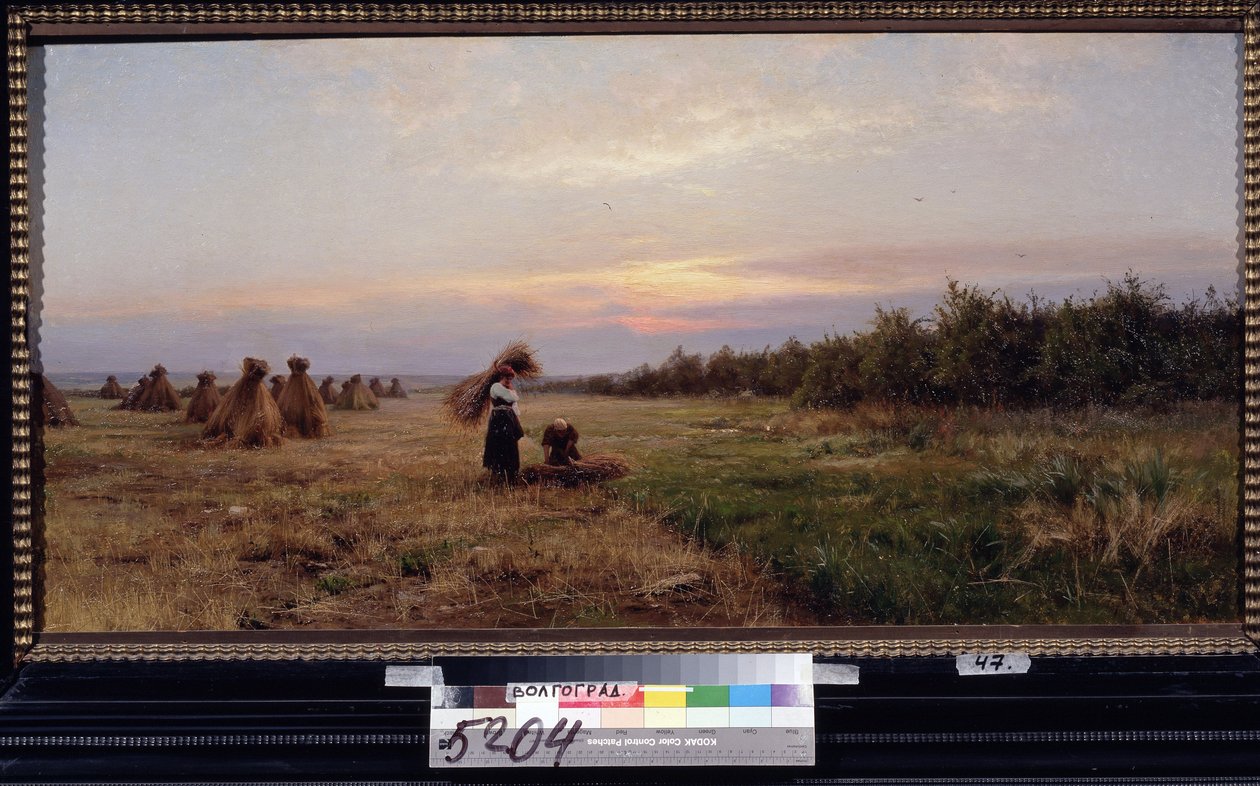 Sadonkorjuu illan valossa. (Sadonkorjuu illan valossa). Kaksi naista työskentelemässä pellolla, joka on täynnä heinäsuovoja. Iosiph Evstafievich Krachkovsky (1854-1914) maalaus öljy kankaalle tekijältä Josef Evstafievich Krachkovsky