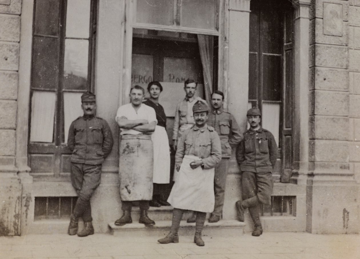 Albumi "Oma maailmansota - muistoja Lounaisrintamasta Kärntenissä, Italiassa, Trentino-Alto Adigessa) 31.3.1915-12.11.1918 - Josef Zohles Wien": ryhmämuotokuva edessä tekijältä Josef Zohles