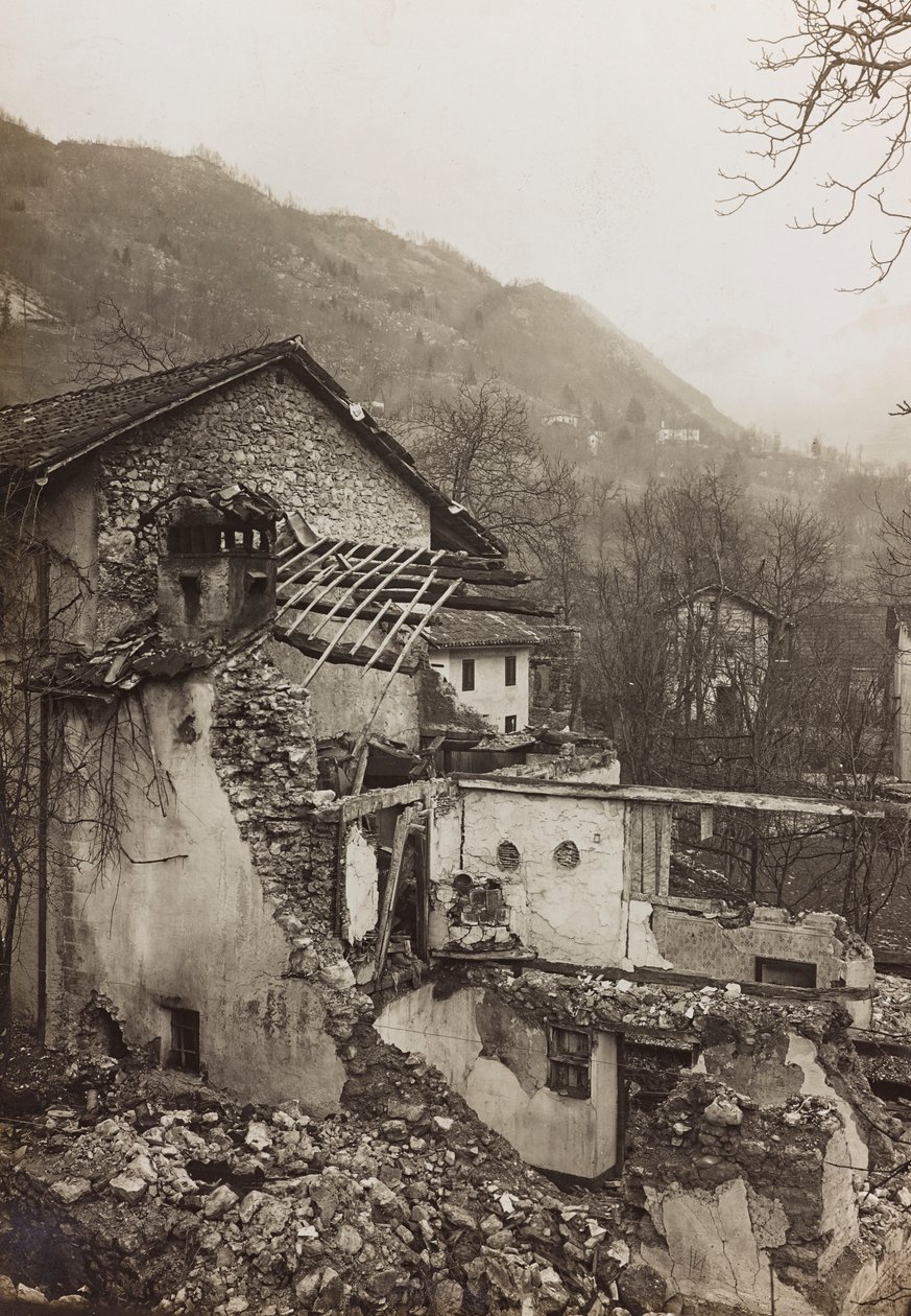Albumi "Meine weltkriegs - Erinnerungen South-West Front (Kärnten, Italia, Etelä-Tiroli) (Minun maailmansota - muistoja Lounaisrintamasta Kärntenissä, Italiassa, Trentino-Alto Adige) 31.3.1915-12.11. 1918 - Josef Zohles Wien ": talon rauniot (m/w kuva tekijältä Josef Zohles