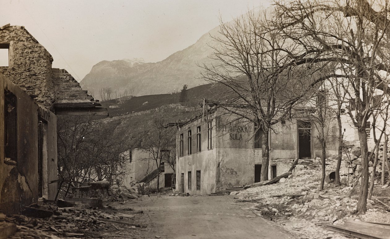 Albumi "Oma maailmansota - muistoja Lounaisrintamasta Kärntenissä, Italiassa, Trentino-Alto Adigessa) 31.3.1915-12.11.1918 - Josef Zohlen Wien": rauniota Bovecissa (m/v kuva) tekijältä Josef Zohles