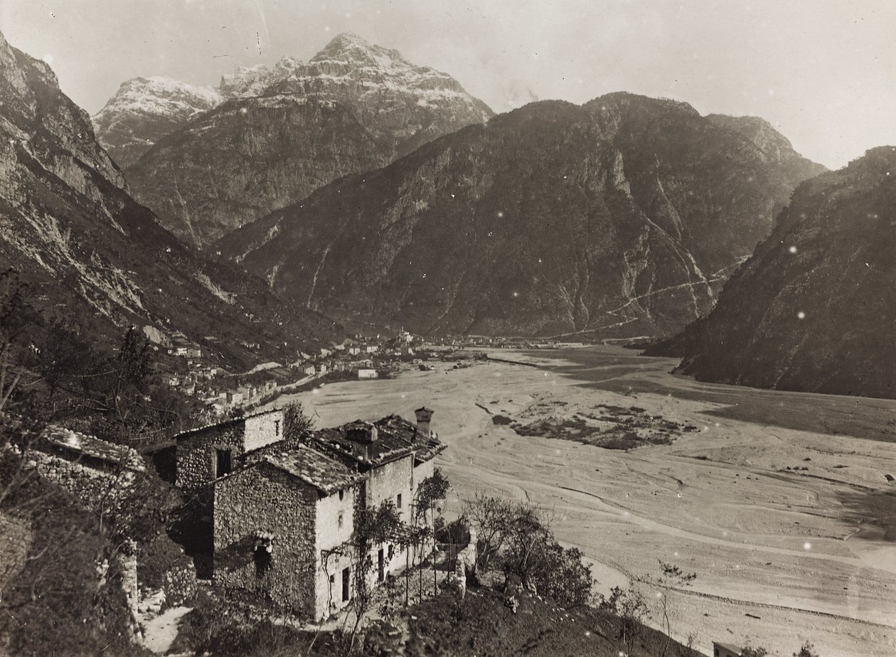 Albumi "Oma maailmansota - muistoja Lounaisrintamasta Kärntenissä, Italiassa, Trentino-Alto Adigessa) 31.3.1915-12.11.1918 - Josef Zohles Wien": näkymä Chiusafortelle (b/w ph tekijältä Josef Zohles