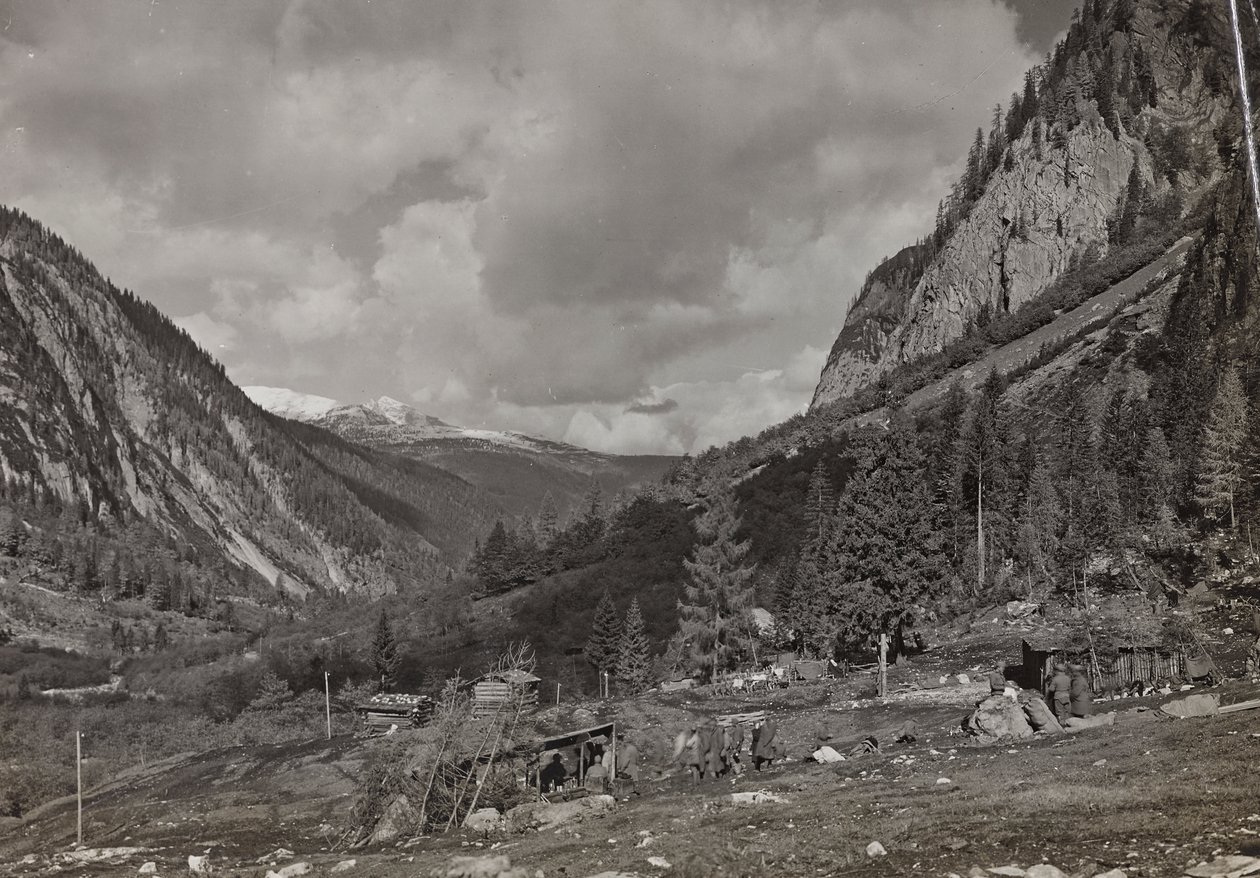 Albumi "Oma maailmansota - muistoja Lounaisrintamasta Kärntenissä, Italiassa, Trentino-Alto Adige" 31.3.1915-12.11.1918 - Josef Zohles Wien ": sotilaita L-laaksossa tekijältä Josef Zohles