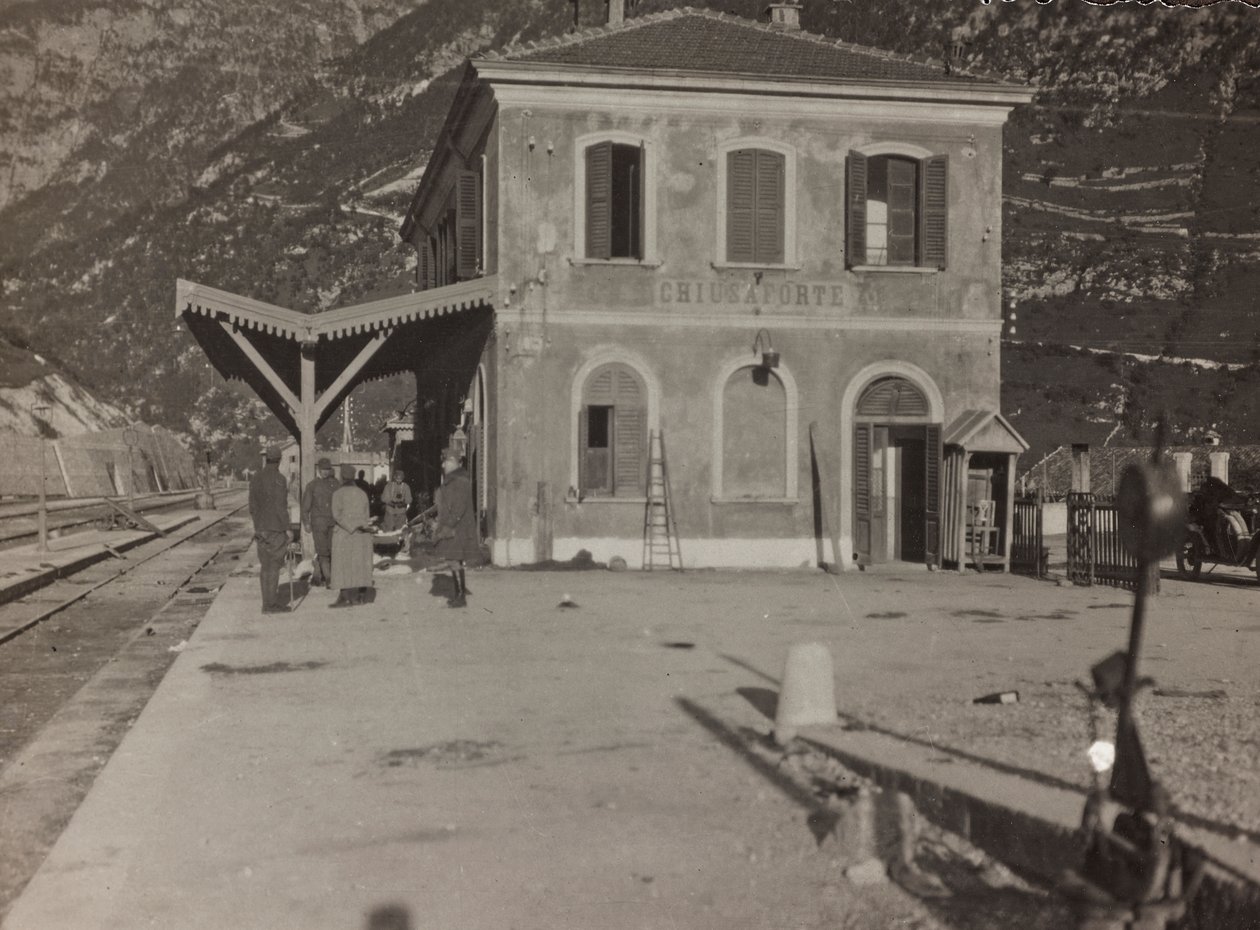 Albumi "Oma maailmansota - muistoja Lounaisrintamasta Kärntenissä, Italiassa, Trentino-Alto Adigessa) 31.3.1915-12.11.1918 - Josef Zohles Wien": Chiusaforten asema (b/w) tekijältä Josef Zohles